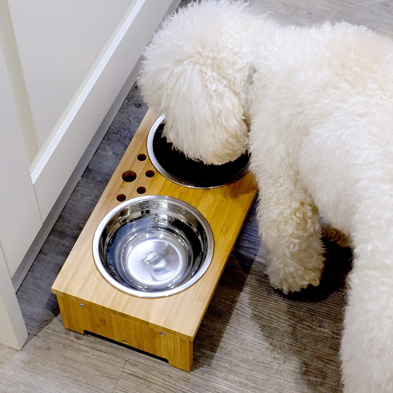  Maison & White Cuencos dobles para mascotas | Perro / Gato 2 en 1 Comida y agua Cuencos de metal | Alimentador de pie de bambú elevado (Pequeño) 