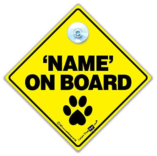 Cartel de perro a bordo con nombre añadido. Cartel personalizado para perro a bordo del coche, letrero personalizado para perro en coche, texto súper brillante y amarillo, 14 cm x 14 cm x 2 cm