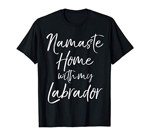 Funny Yoga Pun Dog Owner Quote Namaste Home with My Labrador Camiseta